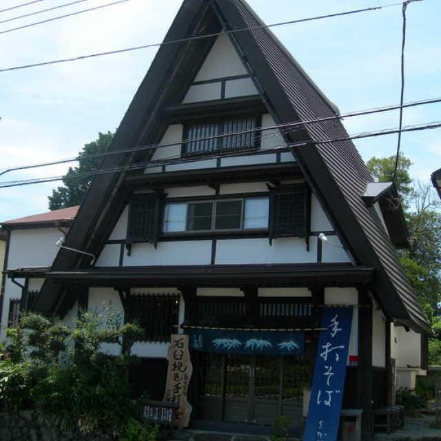 県立秦野戸川公園前、裏からも入店可（バリアフリー）